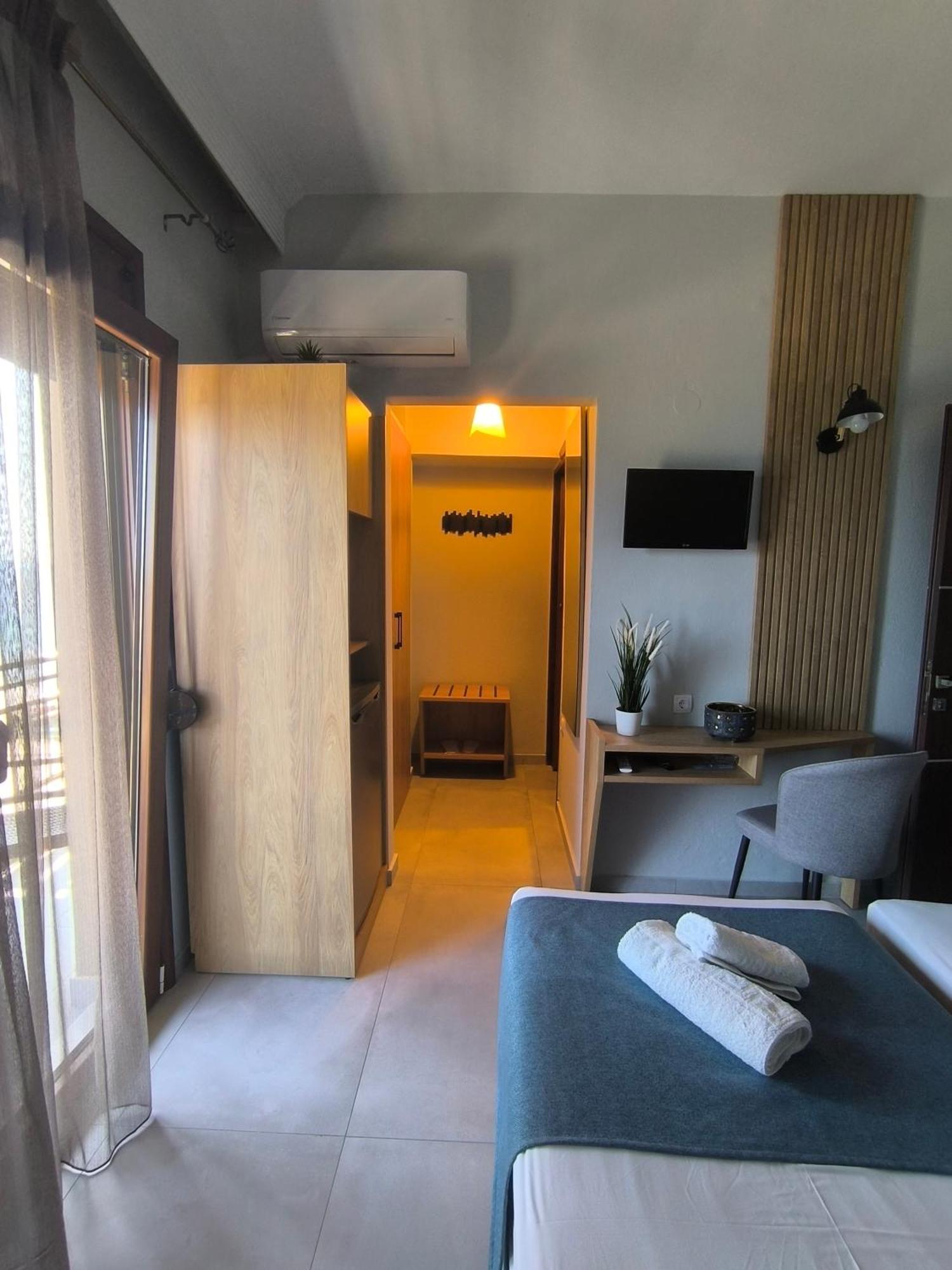 Maria Rooms To Let Ouranoupoli Exterior photo